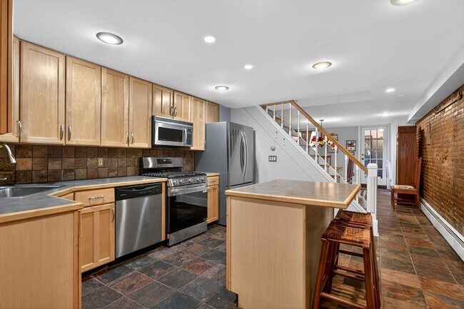 Building Photo - 211 4th St