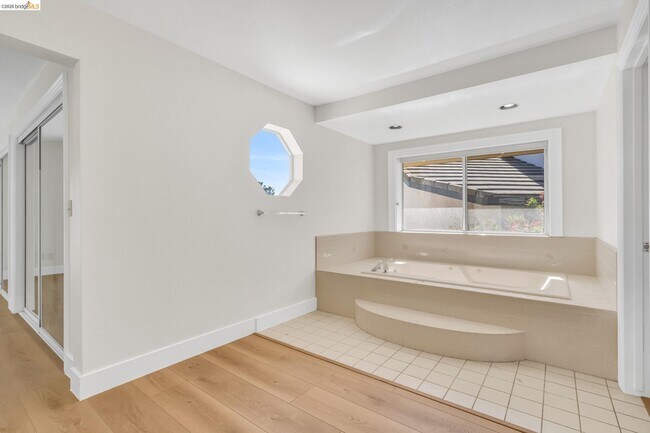 Building Photo - 5650 Edgeview Dr