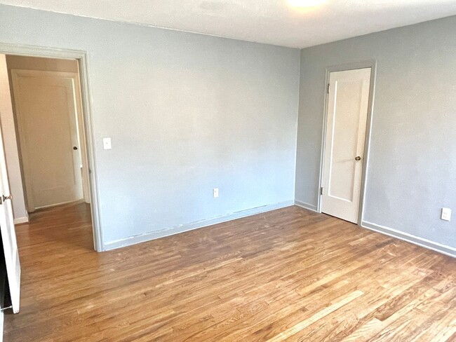 Building Photo - Concordia 3 bedroom, 1 1/2 bath house with...