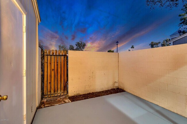 Building Photo - 1600 N Saba St