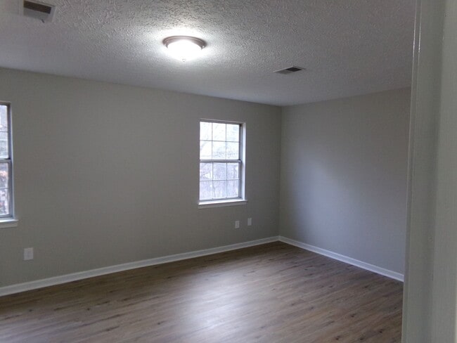 Building Photo - 3 bedroom, 1.5 bath Townhome