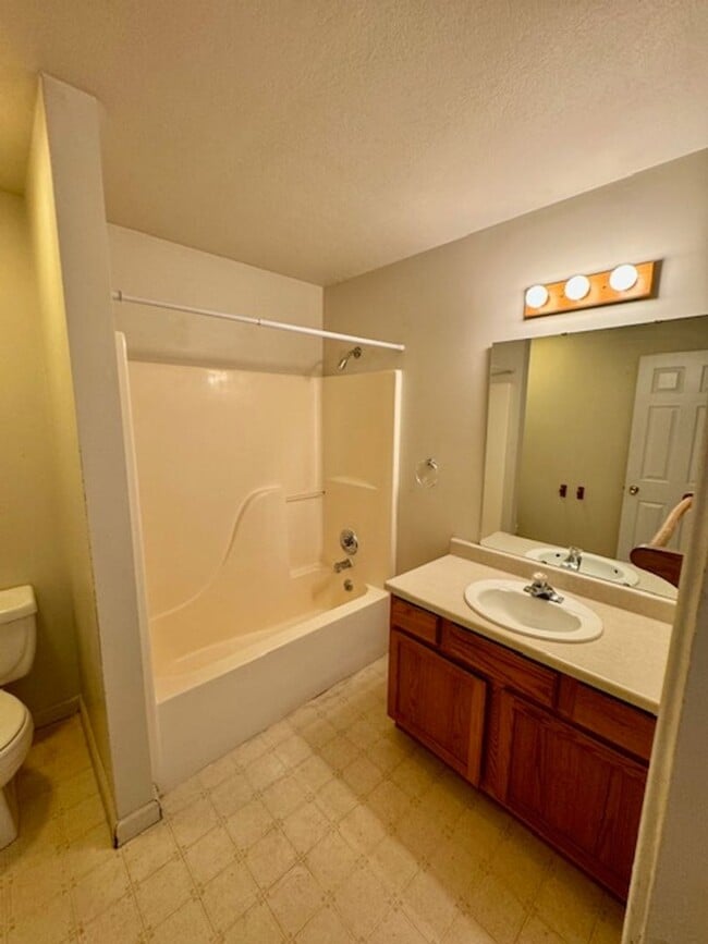Building Photo - 3 Bedroom, 2 Bathroom 4-Plex