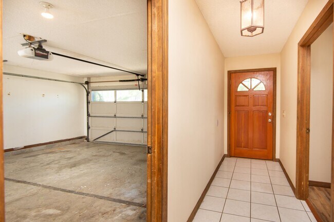 Building Photo - 328 Linden Rd
