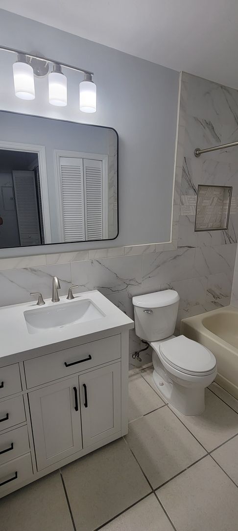 Building Photo - Beautiful and spacious remodeled unit