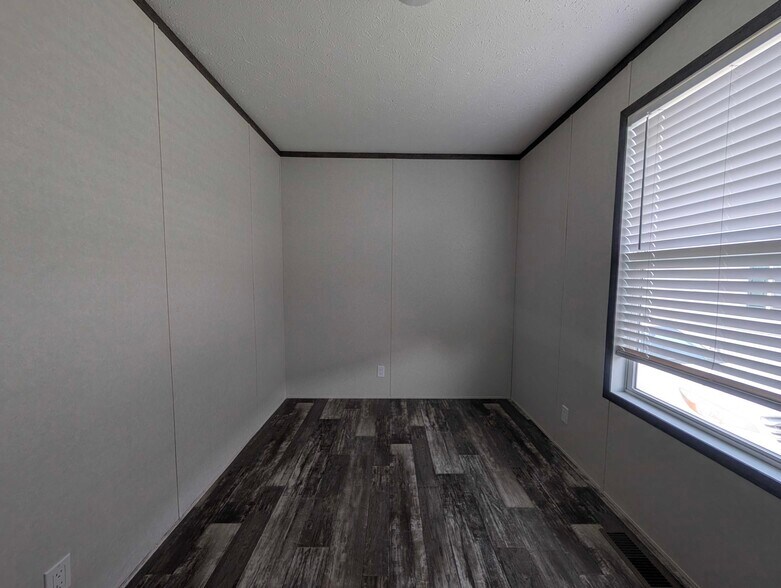 Building Photo - 38055 Leverette Ave