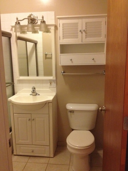 Bath - 1952 W George St