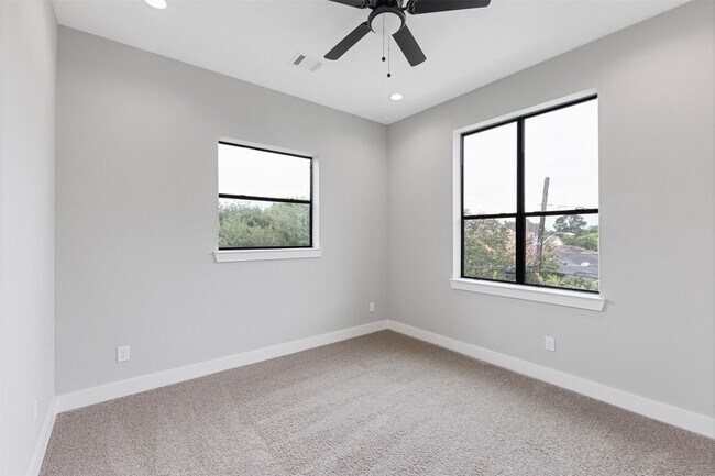 Building Photo - 806 E 39th St