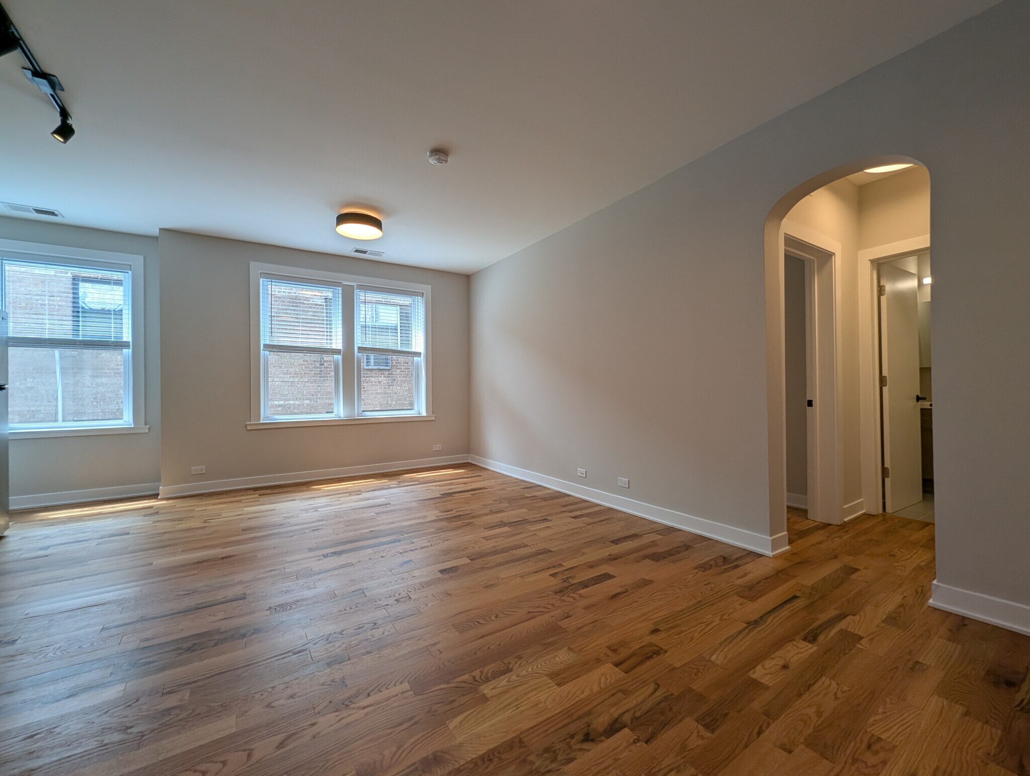 Building Photo - 650 W Wrightwood Ave