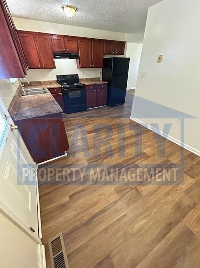 Building Photo - Two bedroom townhome w/ garage!