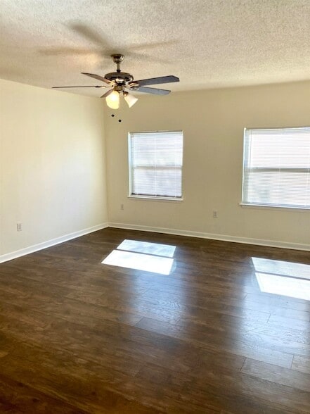 Building Photo - 144 W Hickory Dr