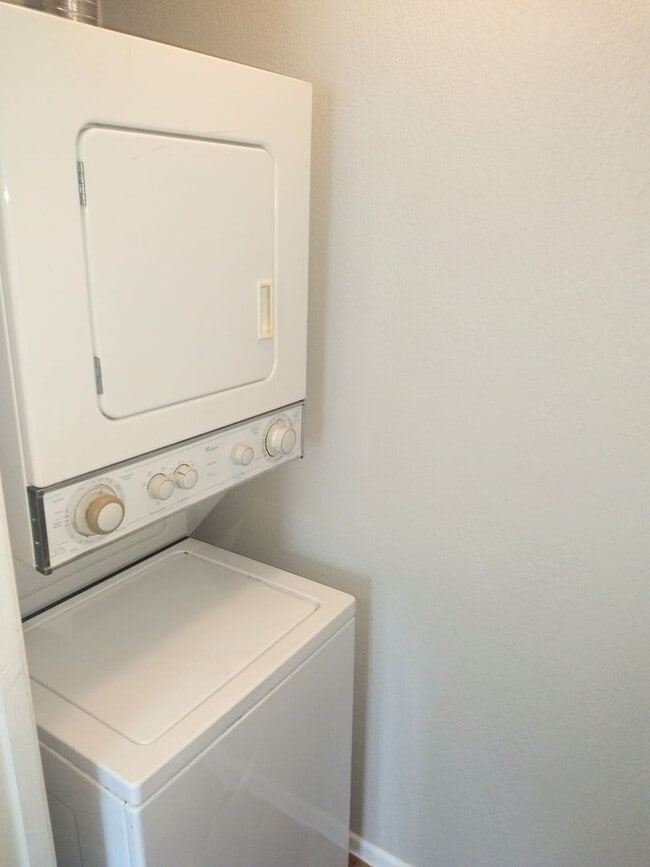 Building Photo - Spacious Two Bedroom Two Bathroom Condo