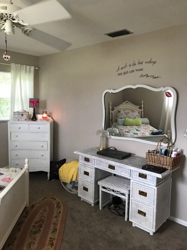 Building Photo - 5-Bedroom Pool Home with 2 Full Baths - Spacious 2373 Sq Ft Home in Englewood's Prime Location!"