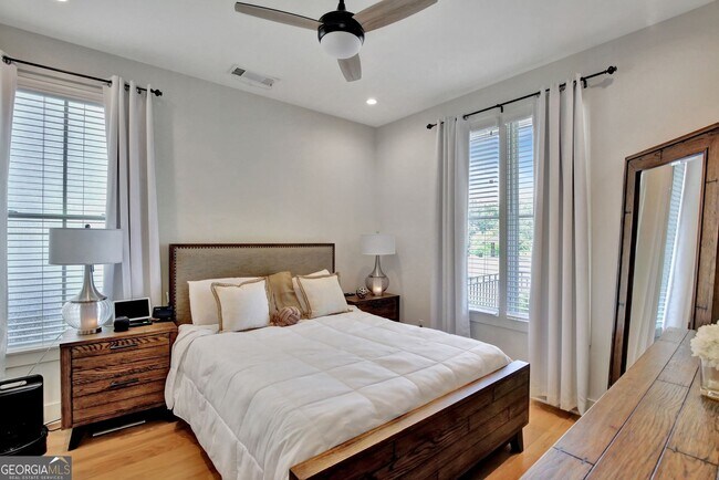 Building Photo - 2bd/2.5ba in Trilith. LakeFront Views!