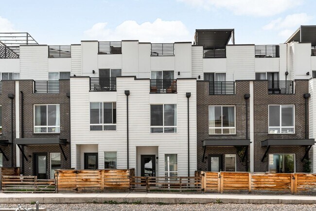 Building Photo - Modern 2-Bedroom Rowhome with Rooftop Moun...