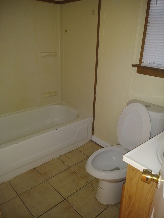 Building Photo - Cozy 2 Bedroom House - No Gas Bill