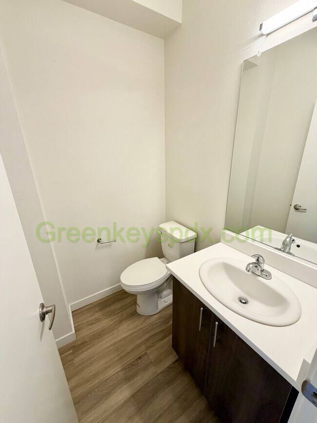 Building Photo - Modern 2-Bedroom Townhome on 3 Levels with Garage, A/C and Private Patio – Great SE Portland Loca...