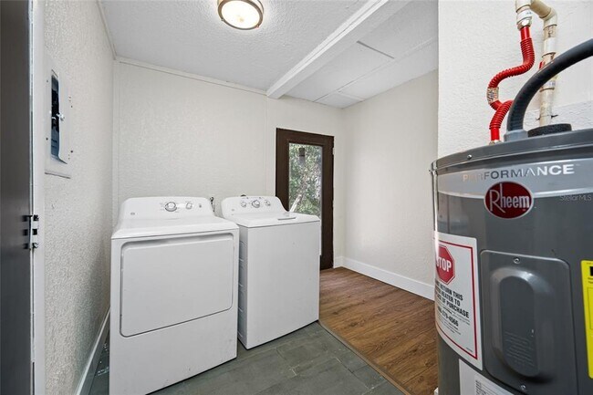 Building Photo - 18812 Carr Dr