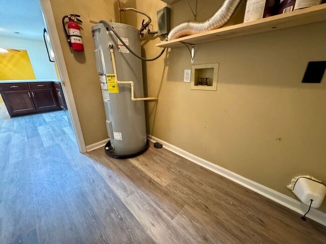 Building Photo - LARGE FENCED YARD, and lawn care INCLUDED