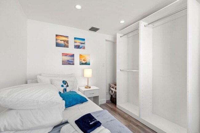 Building Photo - 921 SE 13th Ct