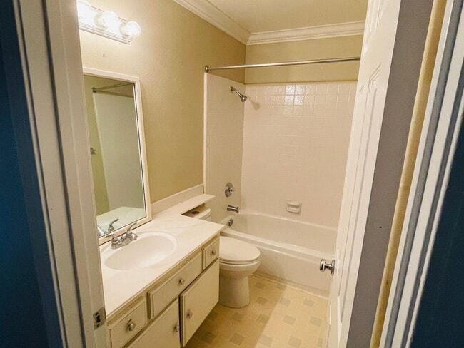 Building Photo - Beautiful 5 bedroom Irvine home