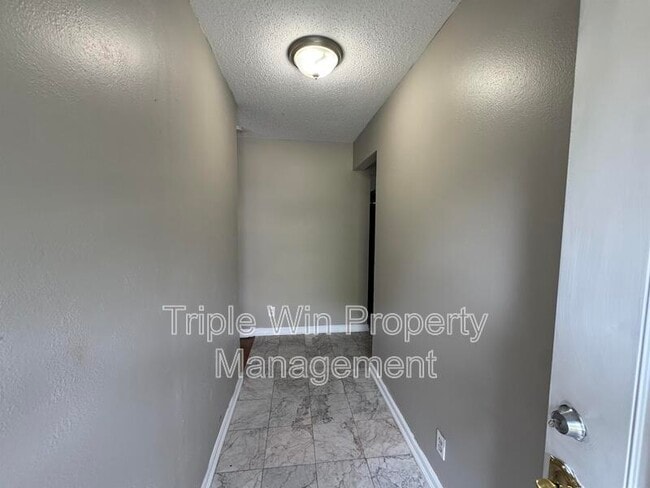 Building Photo - 10 Drummond Dr