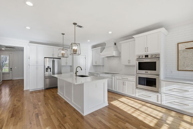 Building Photo - Modern Living in Franklin