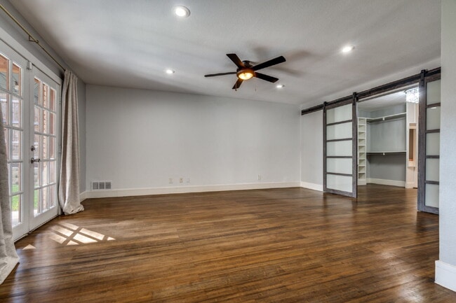 Building Photo - Garland Split Level