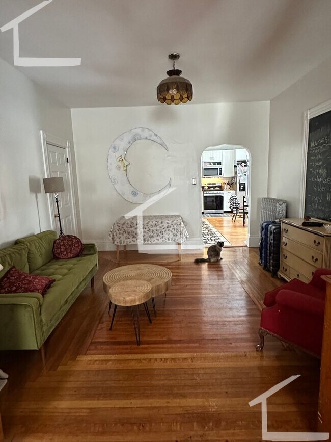 Building Photo - Great 4 Bed Available Sept 1 (minutes form the Green Line)