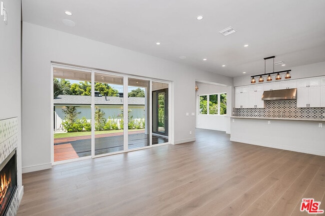 Building Photo - 4963 N Clybourn Ave