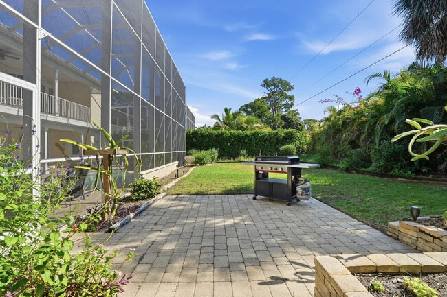 Building Photo - 3011 Pine Tree Dr