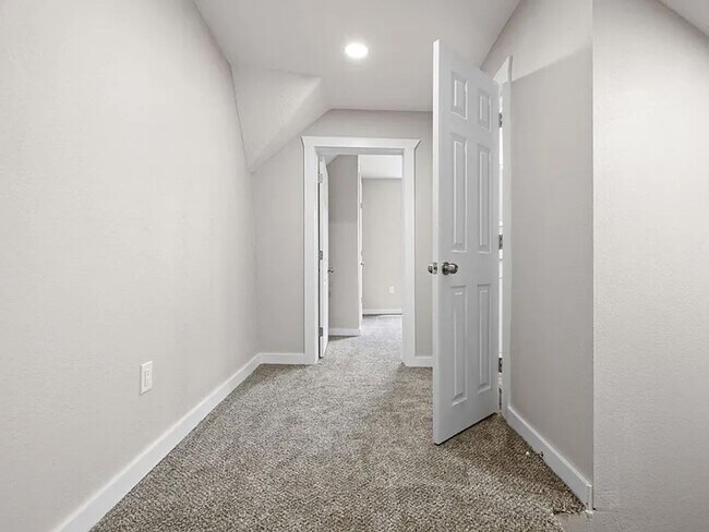 Building Photo - Perfect Family Home in Bolivar