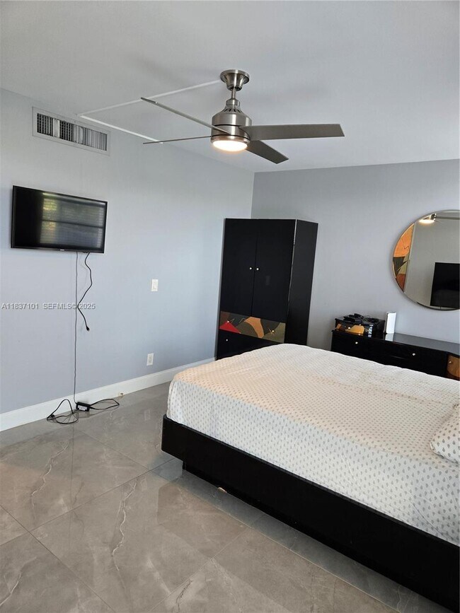 Building Photo - 3401 N Country Club Dr