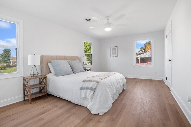 Building Photo - 211 Della Ln