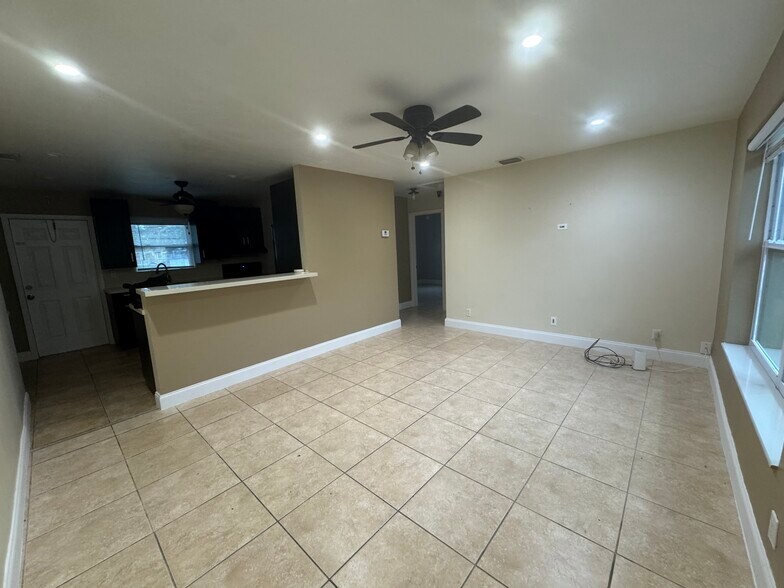 Building Photo - 401 SW 10th Ter