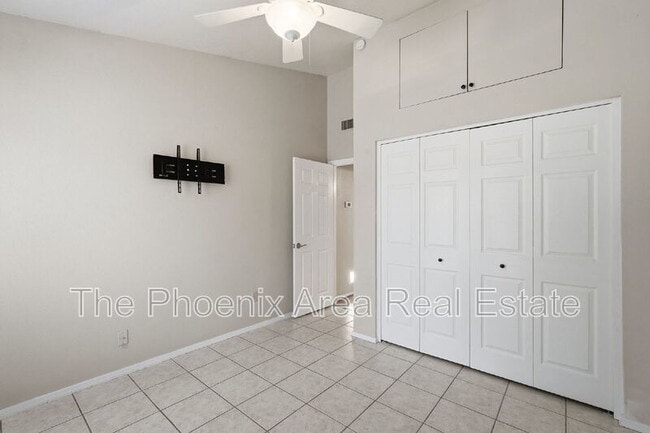 Building Photo - 4425 E Douglas Ave