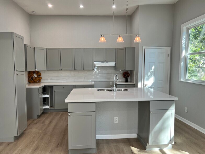 Primary Photo - 423 Arthur St