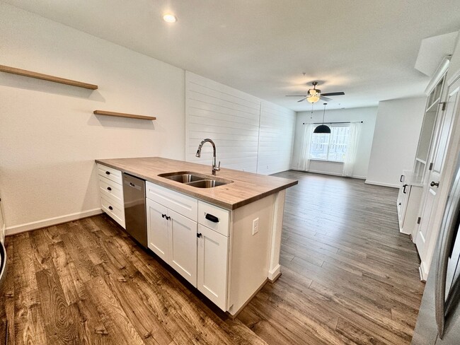 Building Photo - Practically New & Available May 1st! Luxur...