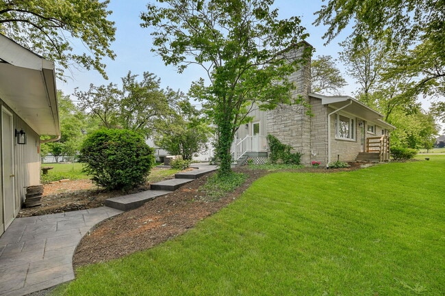 Building Photo - 493 Sunset Dr