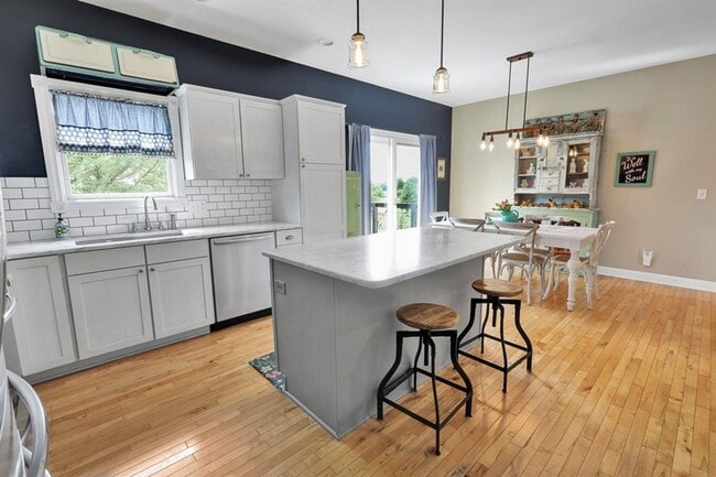 Building Photo - Spacious 5-Bedroom Retreat for Rent – Priv...