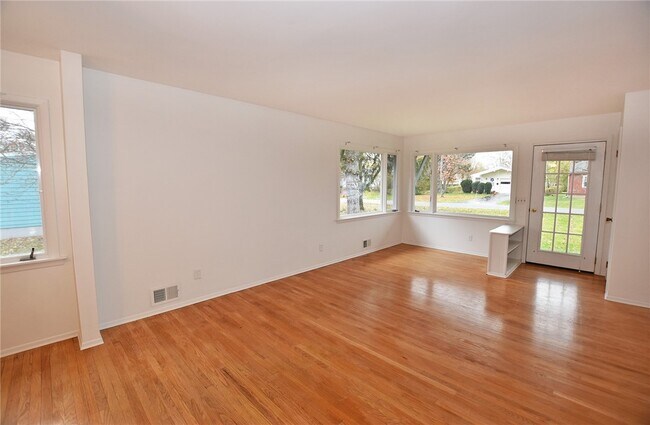 Building Photo - 300 Howland Ave