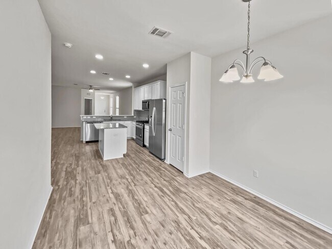 Building Photo - 595 Eves Necklace Dr.