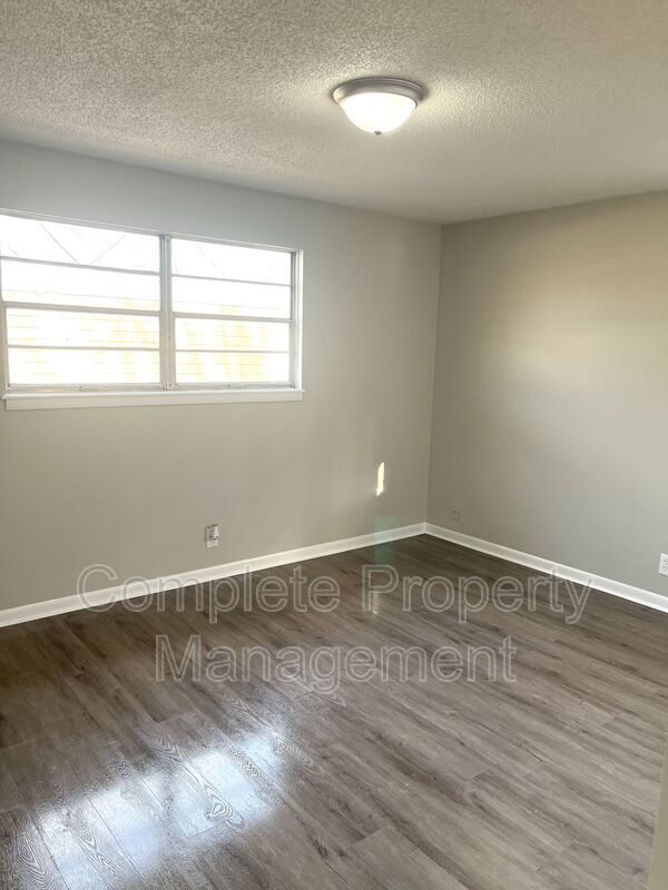 Building Photo - 1108 Hall St