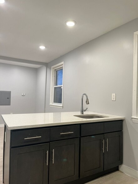 Building Photo - 212 Zabriskie St