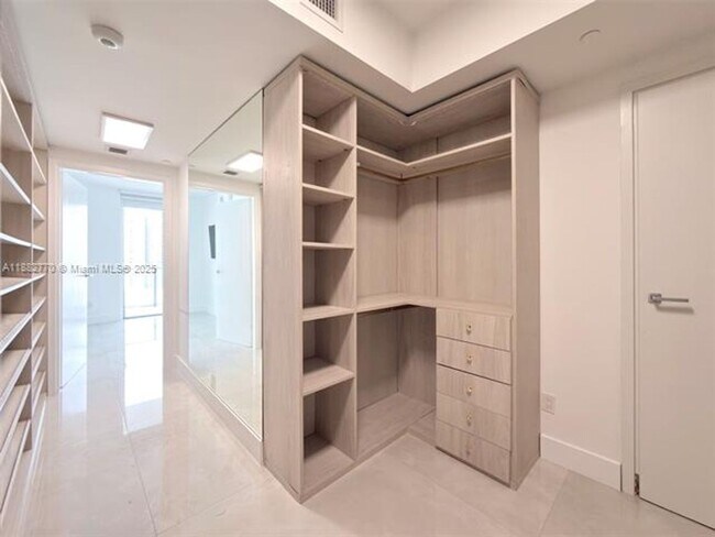 Building Photo - 1300 Brickell Bay Dr
