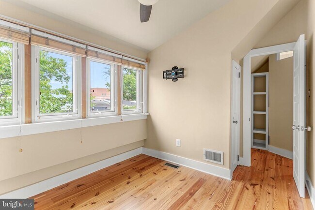 Building Photo - 220 Hollis Alley