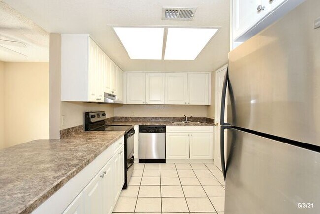 Building Photo - Spacious 2/2 Condo Located in the Gated Community of Hawthorne Village - Orlando!