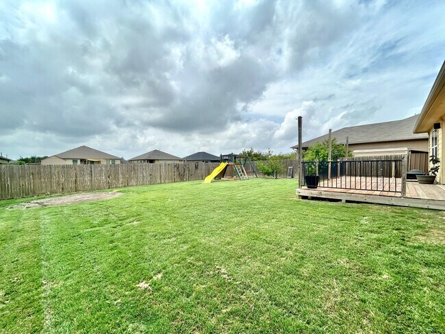 Building Photo - Stunning 3/BR 2/BA Home with Spacious Back...
