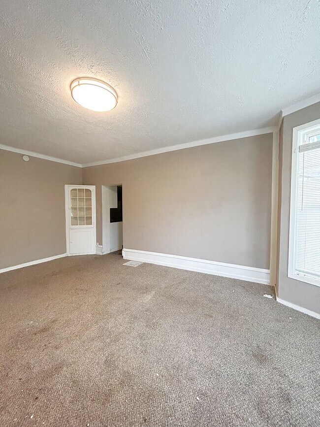 Building Photo - Linwood Corner