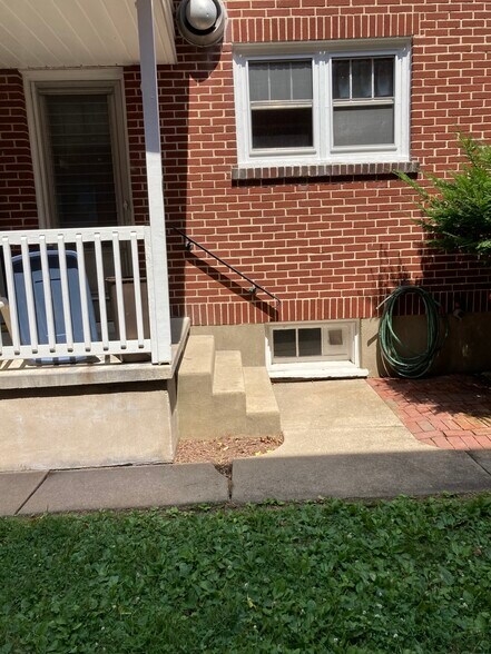 Building Photo - 431 Main St