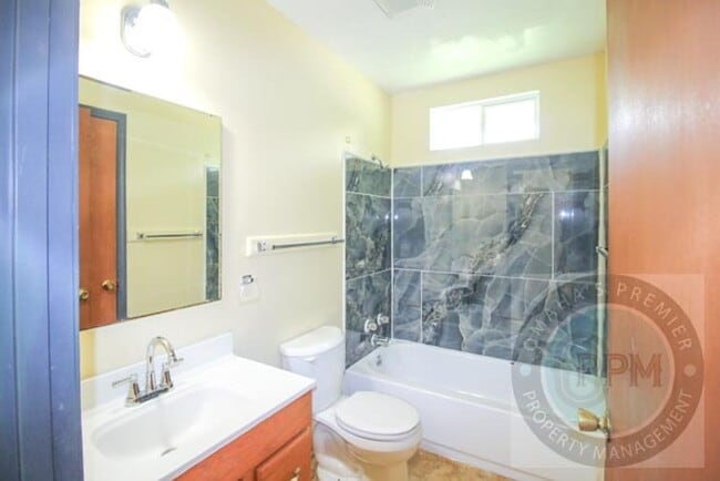 Building Photo - 3 Bedroom / 1 Bath Home Minutes from Hartm...